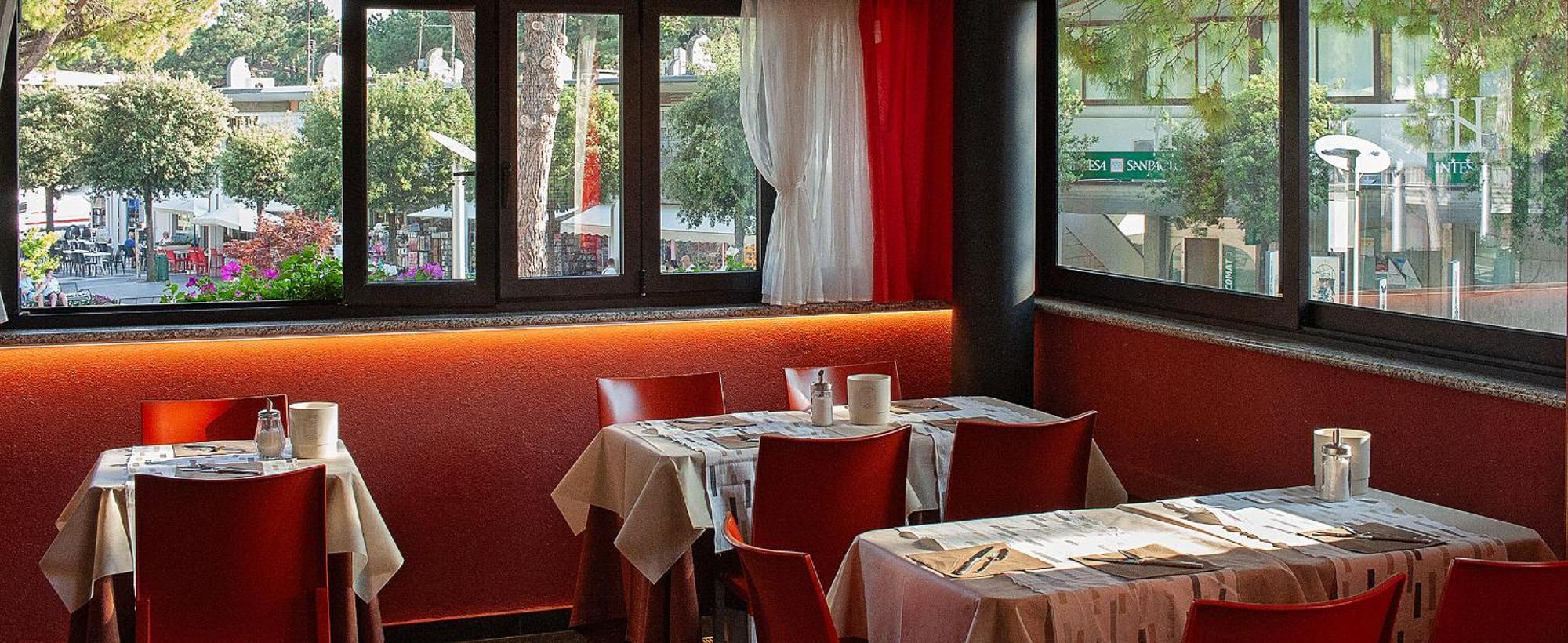 Hotel Savoia Lignano Sabbiadoro Bagian luar foto