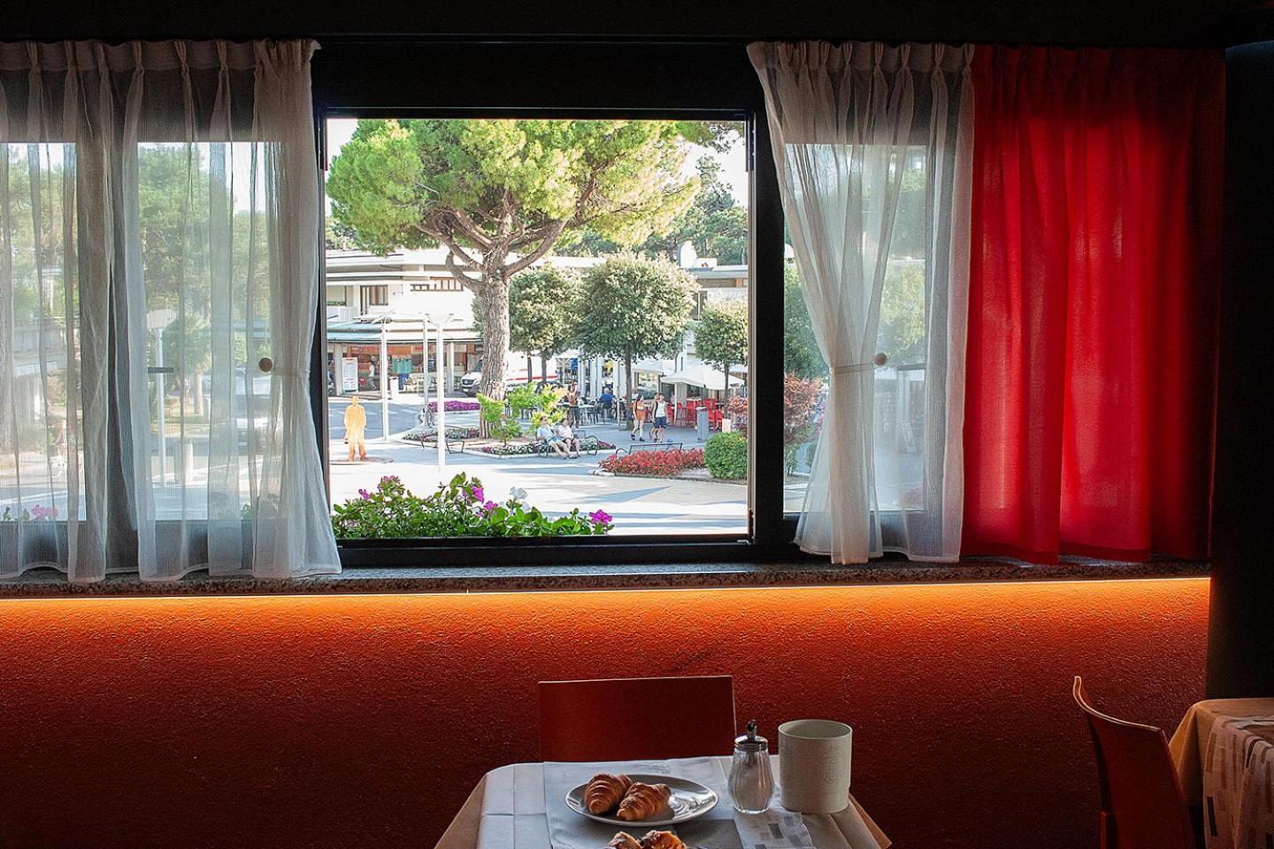 Hotel Savoia Lignano Sabbiadoro Bagian luar foto
