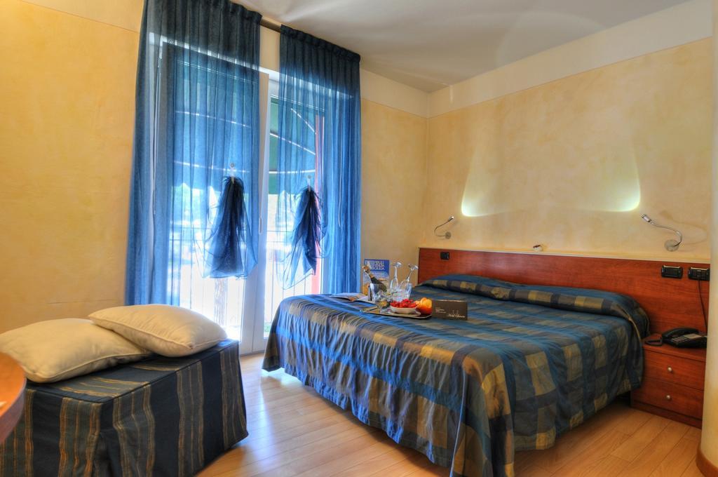 Hotel Savoia Lignano Sabbiadoro Bagian luar foto