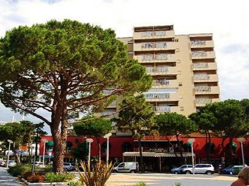 Hotel Savoia Lignano Sabbiadoro Bagian luar foto