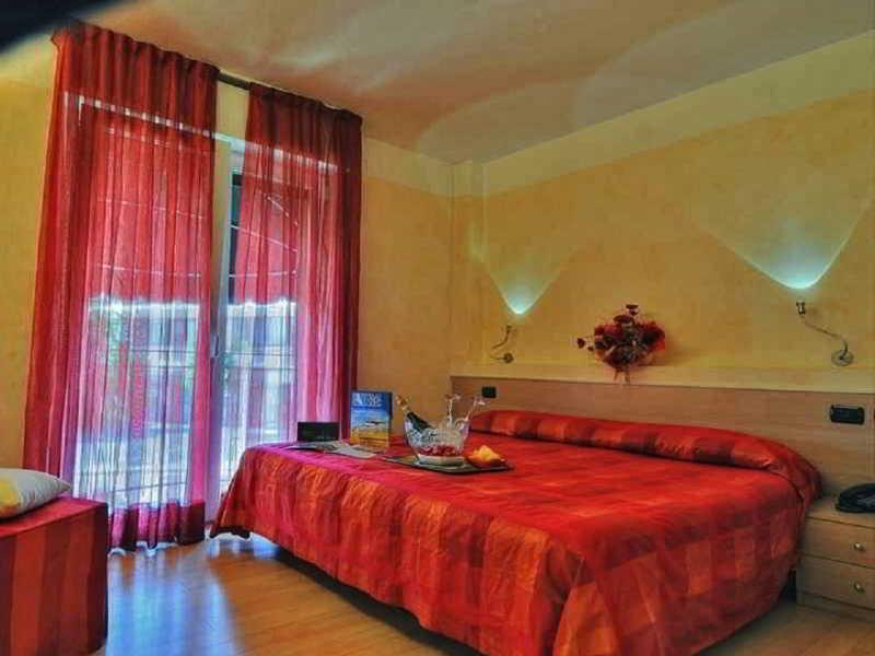 Hotel Savoia Lignano Sabbiadoro Bagian luar foto