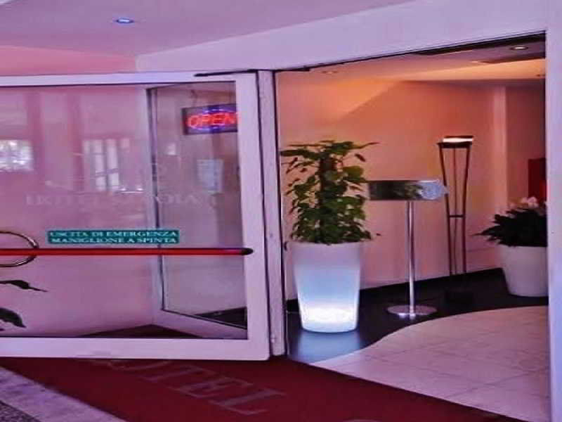 Hotel Savoia Lignano Sabbiadoro Bagian luar foto